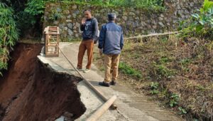 Longsor Putus Akses di Sukaraja, Warga Bergerak Cepat Lakukan Penanganan
