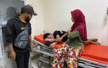 DITANGANI : Petugas medis saat hendak menangani Syahril (14) yang jadi korban penganiayaan di Jalan Raya Balekambang, Desa Balekambang, Kecamatan Nagrak, Kabupaten Sukabumi, pada Sabtu (23/8) malam.
