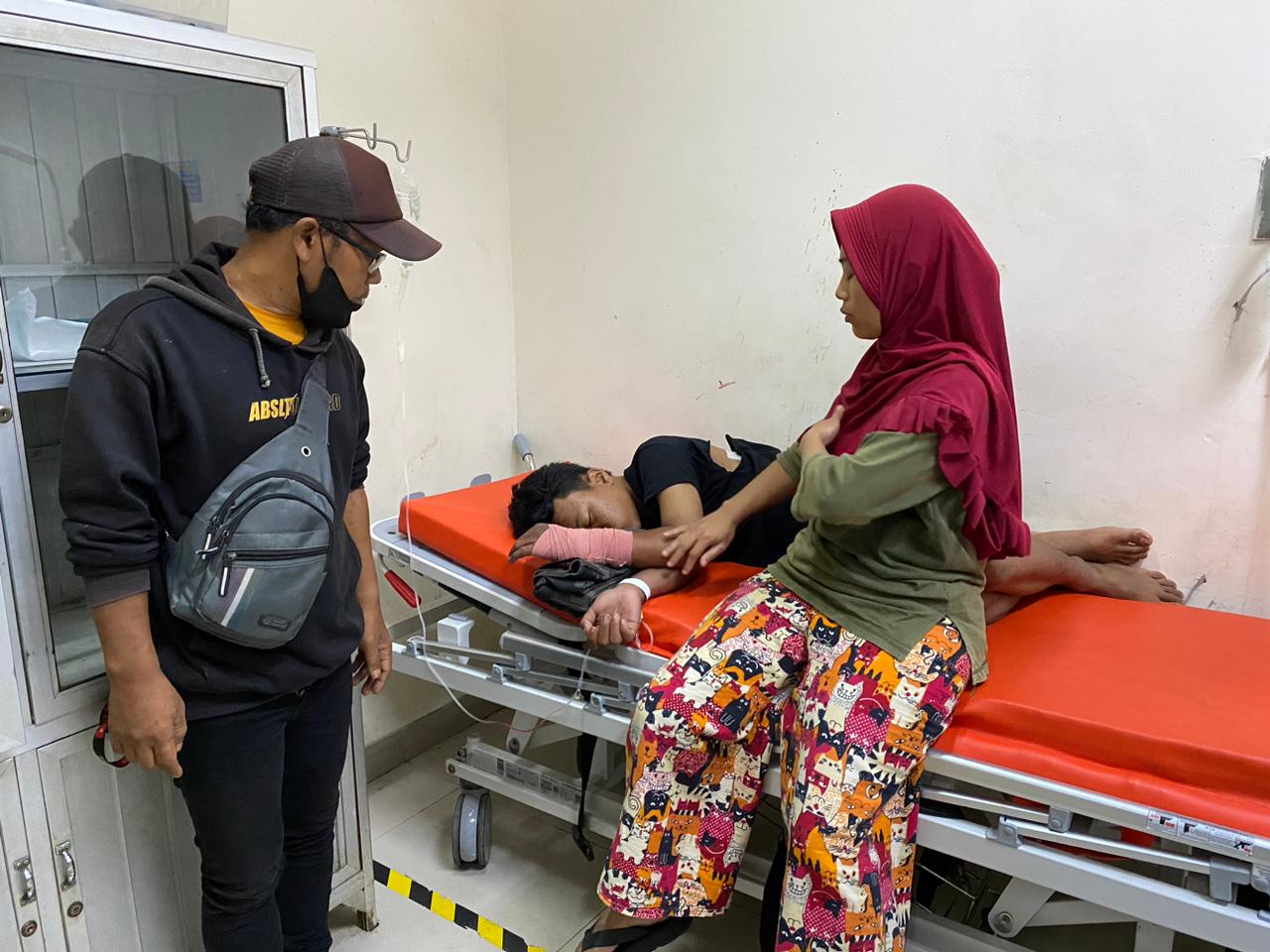 DITANGANI : Petugas medis saat hendak menangani Syahril (14) yang jadi korban penganiayaan di Jalan Raya Balekambang, Desa Balekambang, Kecamatan Nagrak, Kabupaten Sukabumi, pada Sabtu (23/8) malam.