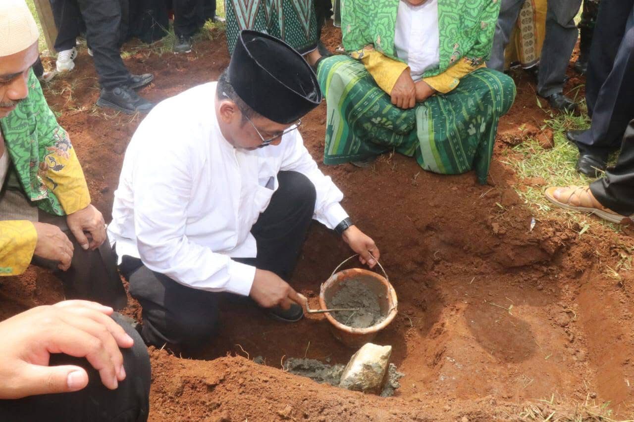 SIMBOLIS : Bupati Sukabumi, Asep Japar, saat peletakan batu pertama pembangunan Gedung MUI Kabupaten Sukabumi di Pusbangdai Cikembar, Senin (25/8).