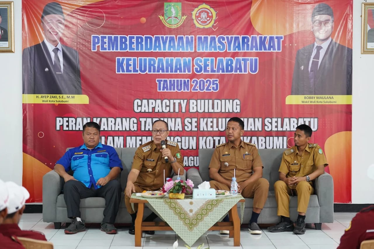 SAMBUTAN: Wali Kota Sukabumi, Ayep Zaki saat menghadiri pemberdayaan Karang Taruna di Kelurahan Selabatu, Senin (25/8).