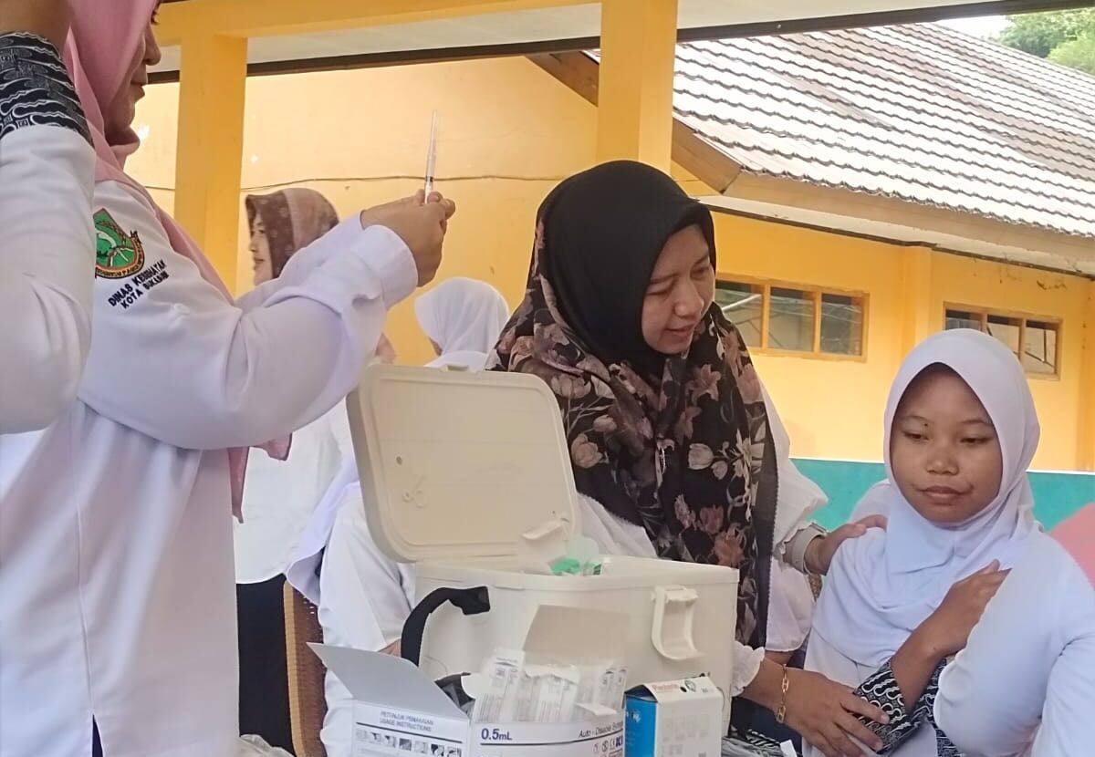 IMUNISASI: Dinkes Kota Sukabumi saat melakukan imunisasi kepada siswa di wilayah kerjanya, belum lama ini.