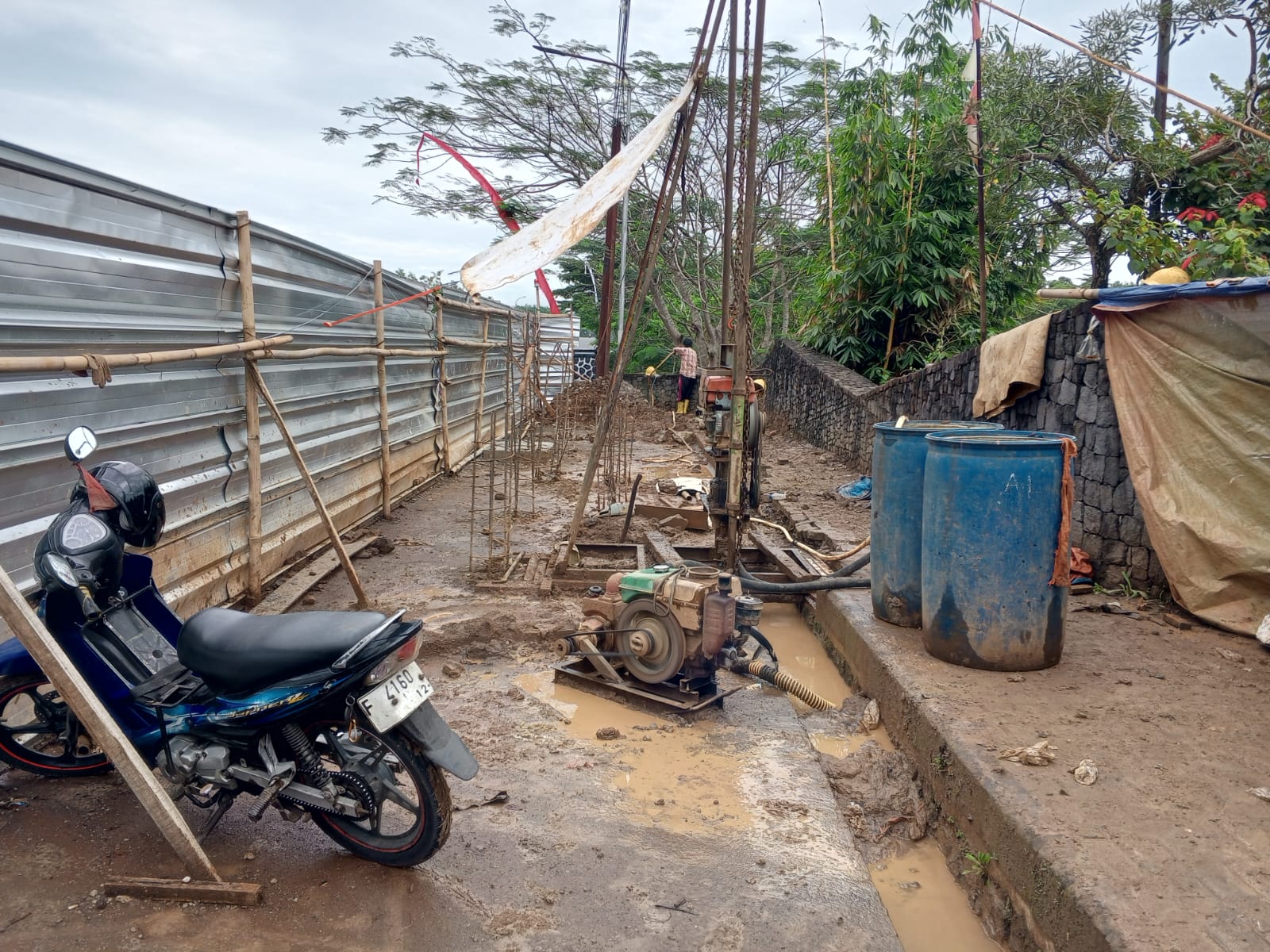 PENGERJAAN: Kondisi pengerjaan tugu batas kota di Jalan Lingkar Selatan, belum lama ini.