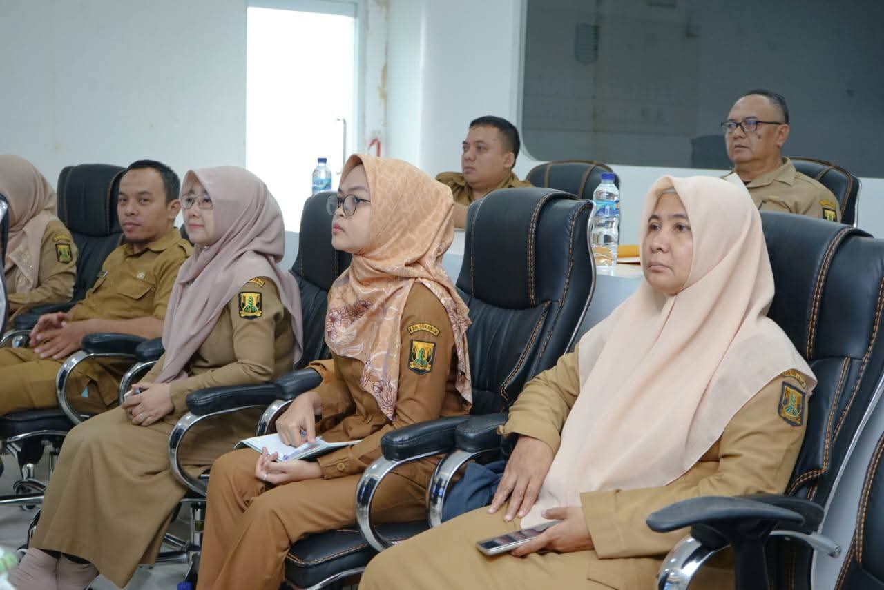 Suasana rapat koordinasi Pengendalian Inflasi bersama Kementerian Dalam Negeri (Kemendagri) secara virtual di Sekretariat Daerah jalan Siliwangi no 10 Palabuhanratu. Senin (25/8/2025).
