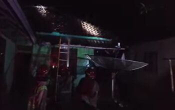 Suasana saat personel Damkar Surade memadamkan api