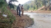 Viral Warga Seberangi Sungai Bawa Jenazah, Pemkab Sukabumi Janjikan Bangun Ulang Jembatan 