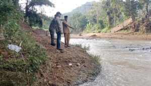 Viral Warga Seberangi Sungai Bawa Jenazah, Pemkab Sukabumi Janjikan Bangun Ulang Jembatan 