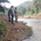 Jajaran forkompimcam dan pemdes saat meninjau lokasi jembatan yang viral