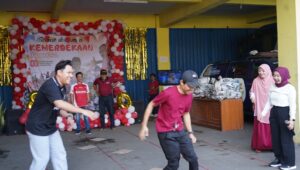 Tawa, Tepung, dan Lagu Kebangsaan: Semarak Lomba HUT RI ke-80 di DPPKB Sukabumi