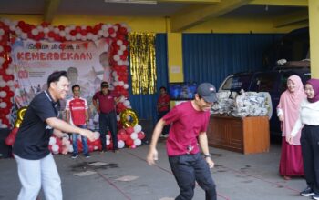 SEMANGAT : Petugas DPPKB Kabupaten Sukabumi, saat memeriahkan HUT RI ke 80.