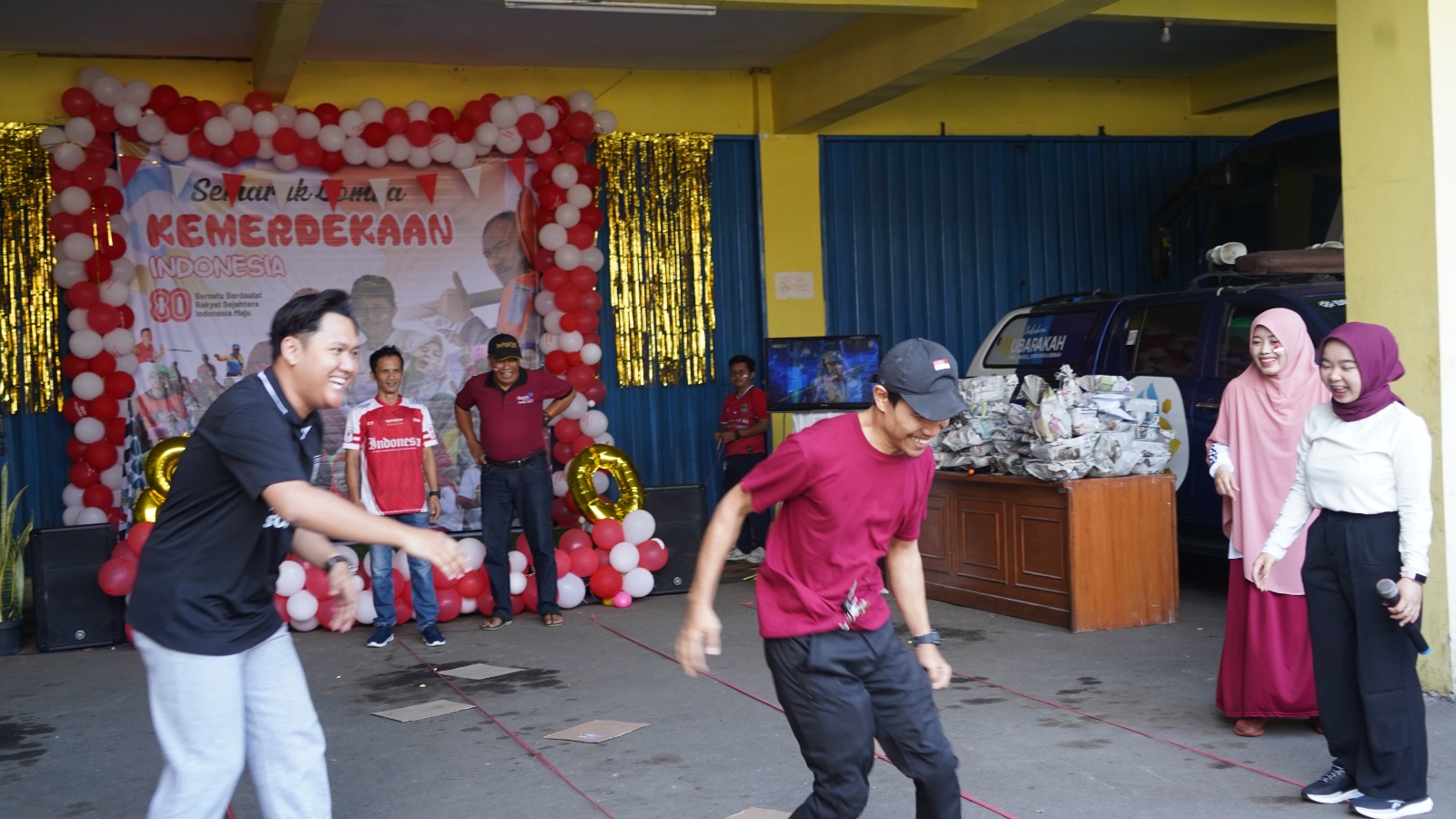 SEMANGAT : Petugas DPPKB Kabupaten Sukabumi, saat memeriahkan HUT RI ke 80.