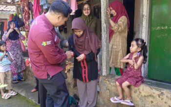 DIEVAKUASI : Petugas gabungan saat mengevakuasi Nurjanah (43) asal Kampung Cikawung, Desa Babakan Panjang, RT 04/RW 02, Kecamatan Nagrak, Kabupaten Sukabumi, untuk melakukan perekaman KTP-el.
