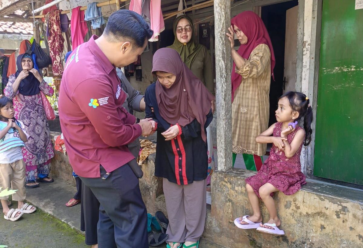 DIEVAKUASI : Petugas gabungan saat mengevakuasi Nurjanah (43) asal Kampung Cikawung, Desa Babakan Panjang, RT 04/RW 02, Kecamatan Nagrak, Kabupaten Sukabumi, untuk melakukan perekaman KTP-el.