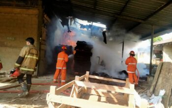 DIPADAMKAN : Petugas Damkar saat berupaya memadamkan api yang membakar pabrik pengolahan kayu veneer PT BDJ di ruas Jalan Raya Panggeleseran–Babakan, tepatnya di Kampung Babakan, RT 05/RW 02, Desa Parakanlima, Kecamatan Cikembar, Kabupaten Sukabumi, Selasa (26/8) sore.