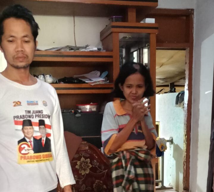 DIEVAKUASI : Petugas gabungan saat mengevakuasi IRT berinisial MH (40 untuk mendapatkan perawatan medis.