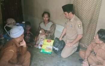 DIEVAKUASI : Petugas gabungan saat mengevakuasi IRT berinisial MH (40 untuk mendapatkan perawatan medis.