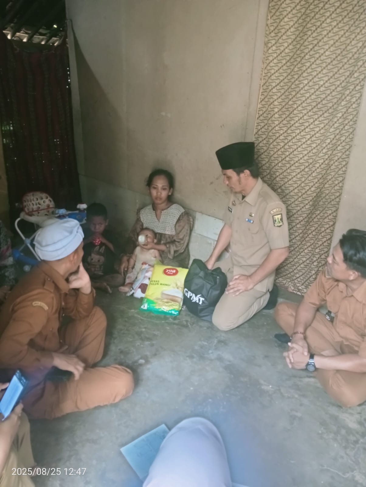 DIEVAKUASI : Petugas gabungan saat mengevakuasi IRT berinisial MH (40 untuk mendapatkan perawatan medis.