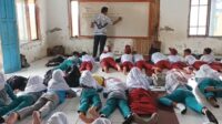 Miris! Dua Tahun Ruang Kelas Ambruk, 38 Siswa SDN Cipaku Belajar Tengkurap di Musala