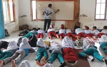Potret buram dunia pendidikan kembali tersaji di pelosok Kabupaten Sukabumi. Sebanyak 38 siswa kelas V SDN Cipaku, Desa Ujunggenteng, Kecamatan Ciracap, terpaksa belajar di lantai musala sekolah akibat dua ruang kelas ambruk sejak 2023 dan belum kunjung diperbaiki.