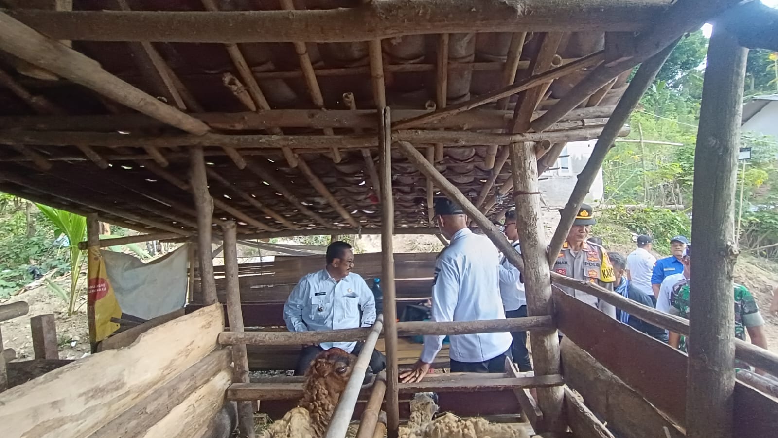 FOTO : NANDI/ RADARSUKABUMI Bupati Sukabumi beserta jajaran saat mengunjungi rumah keluarga Etin dan ibunya Ibah di Desa Loji, Kecamatan Simpenan.