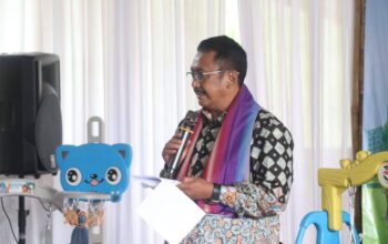 FOTO : UNTUK RADAR SUKABUMI SAMBUTAN : Bupati Sukabumi, Asep Japar saat memberikan sambutan di STC Desa Purwasari, Kecamatan Cicurug pada Kamis (28/8).