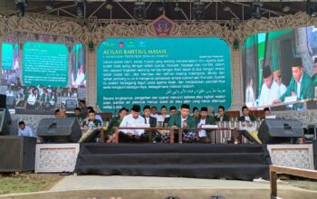 SAMBUTAN : Pimpinan Ponpes Azzainiyyah, Dr. KH. Aang Abdullah Zein, saat memberikan sambutan pembukaan Bahtsul Masail Zona 4 PWNU Jabar.