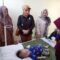 DITANGANI : Petugas medis saat memberikan pelayanan kesehatan di salah satu rumah sakit di Sukabumi terhadap Ananda Muhammad Hiban (2) yang menderita stunting asal Kampung Buluh, RT 02/RW 02, Desa Semplak, Kecamatan Sukalarang, Kabupaten Sukabumi.