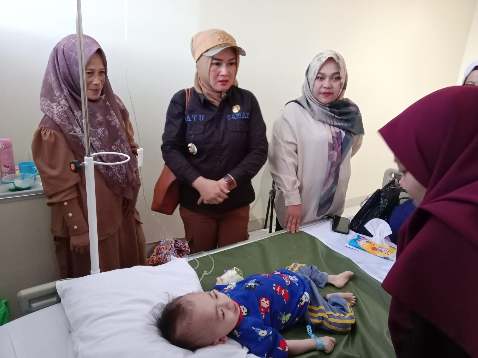 DITANGANI : Petugas medis saat memberikan pelayanan kesehatan di salah satu rumah sakit di Sukabumi terhadap Ananda Muhammad Hiban (2) yang menderita stunting asal Kampung Buluh, RT 02/RW 02, Desa Semplak, Kecamatan Sukalarang, Kabupaten Sukabumi.