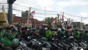 Ribuan Ojol Sukabumi Kepung Mapolresta, Tuntut Keadilan atas Tragedi Pejompongan