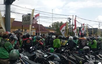 Ratusan pengemudi ojek online (ojol) di Sukabumi menggelar aksi solidaritas di depan Mapolres Sukabumi Kota pada Jumat (29/8/2025).