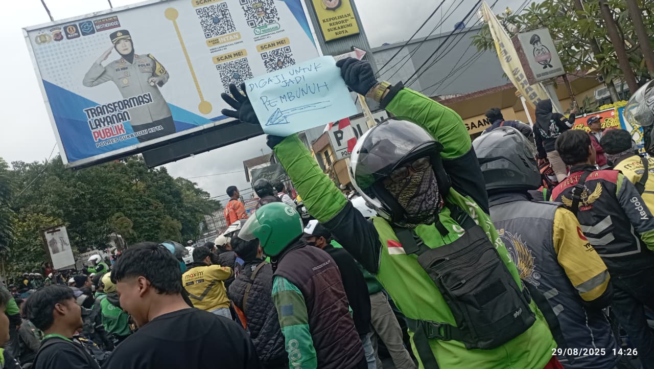 Ratusan pengemudi ojek online (ojol) di Sukabumi menggelar aksi solidaritas di depan Mapolres Sukabumi Kota, Jumat (29/8/2025),