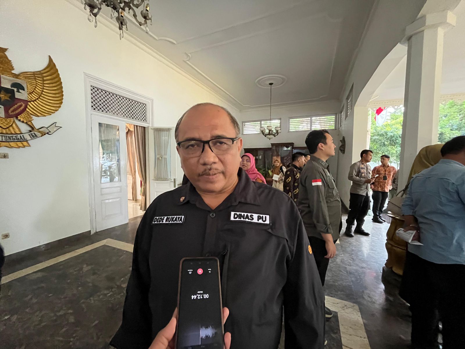 DIWAWANCARAI : Kadis PU Kabupaten Sukabumi, Dede Rukaya, saat diwawancarai di Gedung Negara Pendopo Sukabumo, tepatnya di ruas Jalan Raya Ahmad Yani, Kecamatan Warudoyong, Kota Sukabumi.