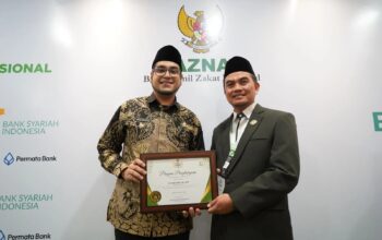 TERIMA PENGHARGAAN: Wakil Wali Kota Sukabumi, Bobby Maulana didampingi Ketua Baznas Kota Sukabumi, Miftah Amir saat menerima penghargaan Baznas Award 2025 di Jakarta, belum lama ini.
