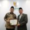 TERIMA PENGHARGAAN: Wakil Wali Kota Sukabumi, Bobby Maulana didampingi Ketua Baznas Kota Sukabumi, Miftah Amir saat menerima penghargaan Baznas Award 2025 di Jakarta, belum lama ini.