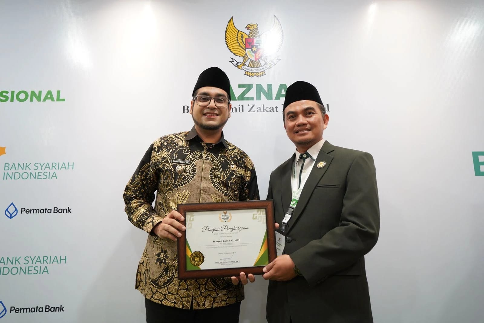 TERIMA PENGHARGAAN: Wakil Wali Kota Sukabumi, Bobby Maulana didampingi Ketua Baznas Kota Sukabumi, Miftah Amir saat menerima penghargaan Baznas Award 2025 di Jakarta, belum lama ini.