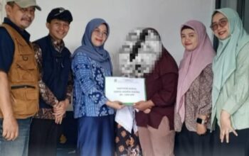 KUNJUNGAN: Puskesmas Lembursitu bersama Kelurahan Situmekar melakukan kunjungan ke rumah Mira Sari Yuswati, warga Cipanengah Hilir RT4/RW4, Kelurahan Situmekar.