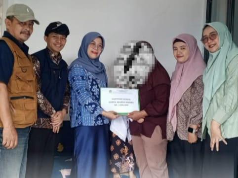 KUNJUNGAN: Puskesmas Lembursitu bersama Kelurahan Situmekar melakukan kunjungan ke rumah Mira Sari Yuswati, warga Cipanengah Hilir RT4/RW4, Kelurahan Situmekar.