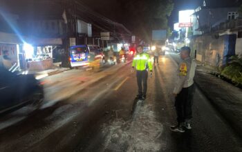 OLAH TKP : Petugas Polres Sukabumi, saat olah TKP laka lantas yang menewaskan pengendara motor Honda Beat di ruas Jalan Sukabumi - Bogor, tepatnya di Kampung Pajagan, Desa Benda, Kecamatan Cicurug, Kabupaten Sukabumi, Sabtu malam (30/8) sekitar pukul 19.40 WIB.