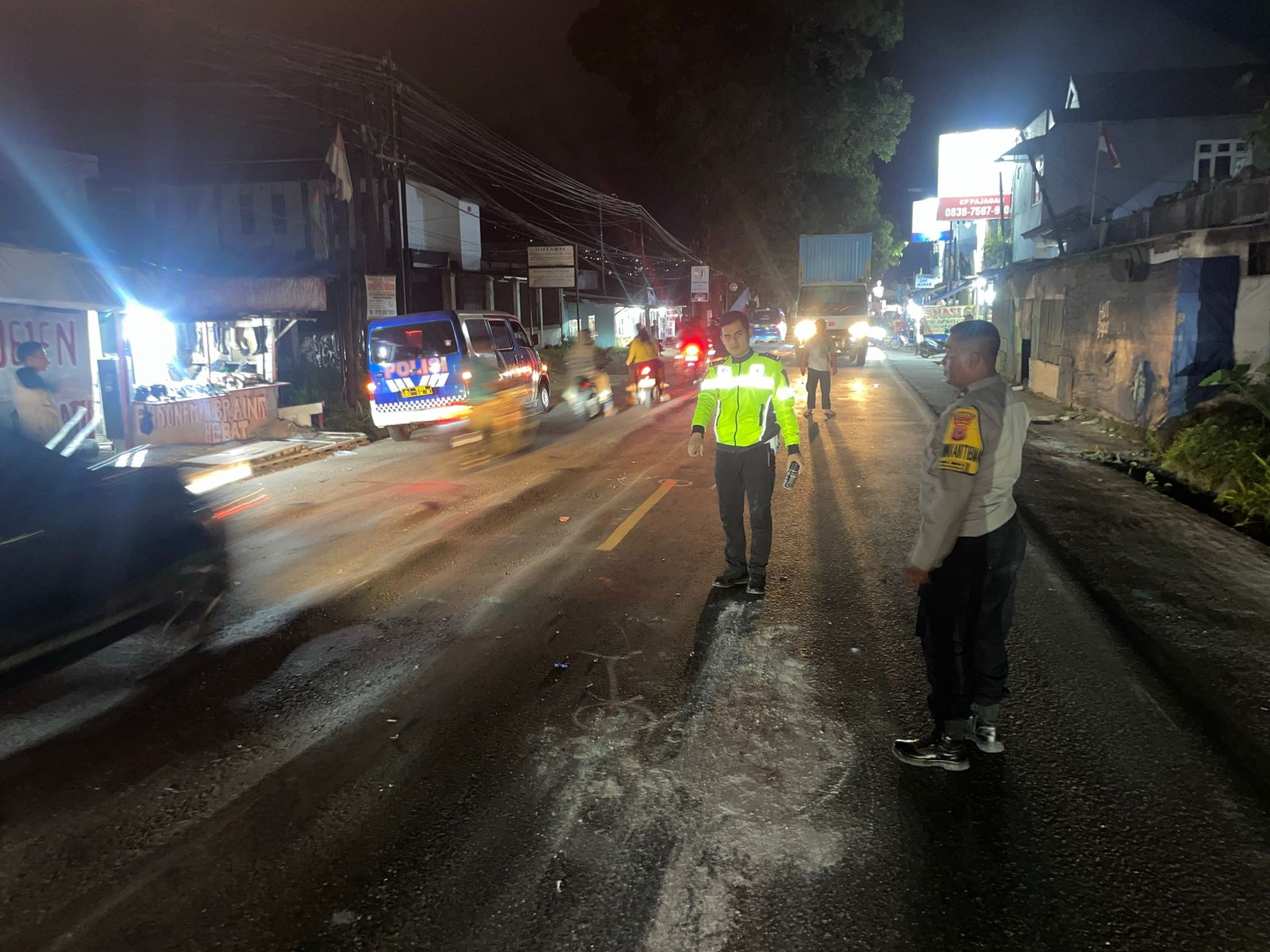 OLAH TKP : Petugas Polres Sukabumi, saat olah TKP laka lantas yang menewaskan pengendara motor Honda Beat di ruas Jalan Sukabumi - Bogor, tepatnya di Kampung Pajagan, Desa Benda, Kecamatan Cicurug, Kabupaten Sukabumi, Sabtu malam (30/8) sekitar pukul 19.40 WIB.