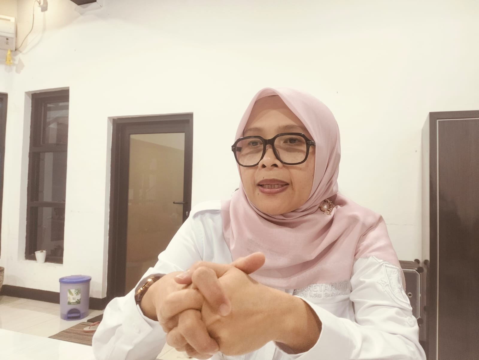 DIWAWANCARA: Plt Kepala Dinas Kesehatan Kota Sukabumi, Galih Marelia Anggraeni saat diwawancara di ruang kerjanya, Jumat (15/8).