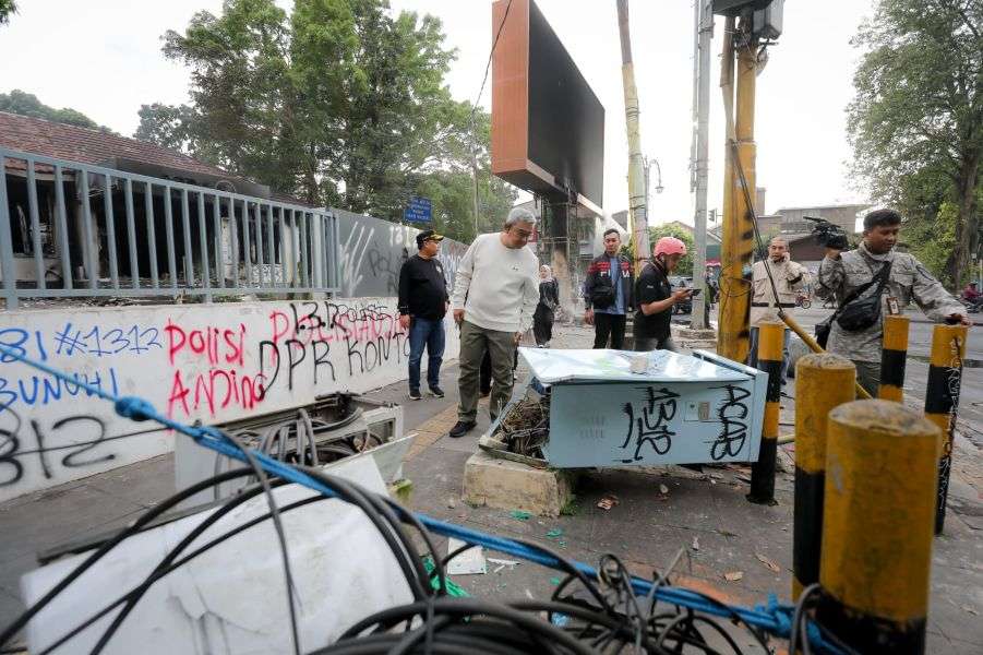 Walikota Bandung, Muhammad Farhan (Switter Putih) saat memantau fasilitas yang rusak. (foto: Ist/ Pemprov Jabar)
