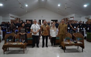 Anggota DPR RI dari Fraksi Demokrat Iman Adinugraha bersama Kemenpar RI saat menggelar bimtek bersama puluhan ojek online. Mereka dibekali ilmu pelayanan prima agar siap menjadi garda terdepan pariwisata.