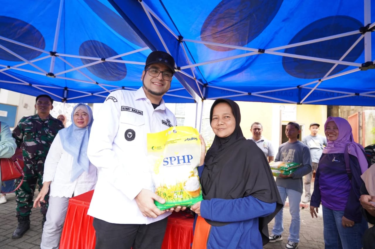 Wakil Wali Kota Sukabumi, Bobby Maulana, menyampaikan bahwa Perum Bulog menyalurkan tujuh ton beras di setiap kecamatan dengan harga Rp60.000 per pack