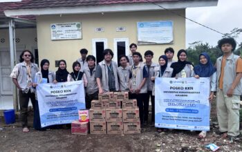 PEDULI : Mahasiswa UMMI saat foto bersama saat hendak penyuluhan, pemberian vitamin C, serta makanan tambahan bagi ibu hamil dan balita di Desa Margaluyu, Kecamatan Purabaya, Kabupaten Sukabumi.