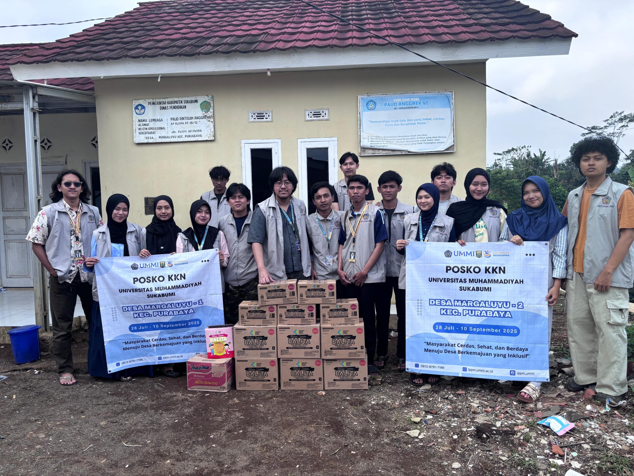 PEDULI : Mahasiswa UMMI saat foto bersama saat hendak penyuluhan, pemberian vitamin C, serta makanan tambahan bagi ibu hamil dan balita di Desa Margaluyu, Kecamatan Purabaya, Kabupaten Sukabumi.