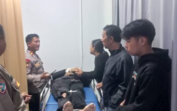 DIEVAKUASI : Petugas Polsek Sukabumi, Resor Sukabumi Kota, saat mengevakuasi AR (56), seorang juru parkir Sapa Cafe ke RSUD R Syamsudin SH Kota Sukabumi.
