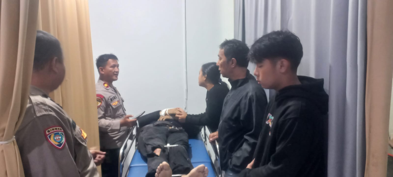 DIEVAKUASI : Petugas Polsek Sukabumi, Resor Sukabumi Kota, saat mengevakuasi AR (56), seorang juru parkir Sapa Cafe ke RSUD R Syamsudin SH Kota Sukabumi.