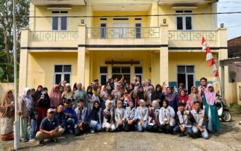Mahasiswa Kuliah Kerja Nyata (KKN) Universitas Muhammadiyah Sukabumi (UMMI) Kelompok 5 Desa Banjarsari menggelar kegiatan sosialisasi pemijahan ikan lele sebagai bentuk pengabdian kepada masyarakat.