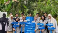 Mahasiswa KKN UMMI Serahkan Plang Jalan dan Tong Sampah Minim Asap di Desa Mekartani