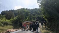 Detik-detik Truk Bermuatan Kayu Palet Terguling di Buniwangi